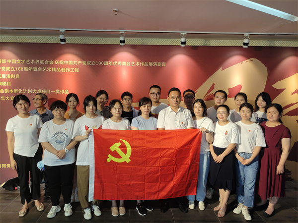 1658196578516049.png 全體黨員觀(guān)演《母親》.png